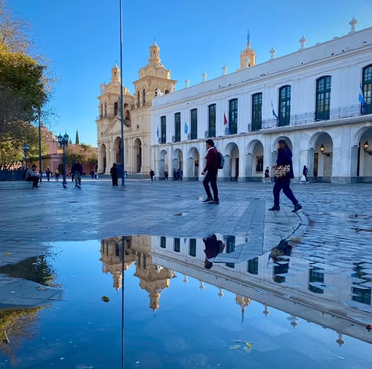 Un banco y una plaza con tres historias